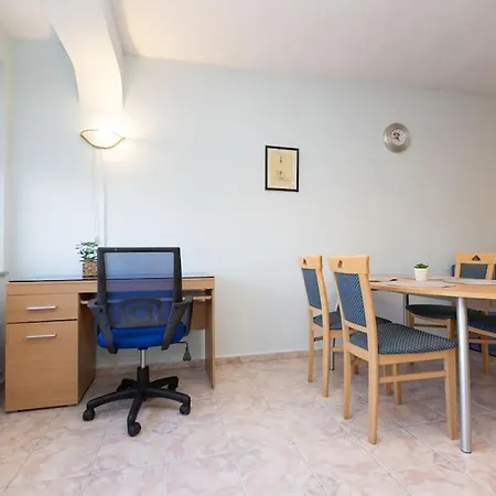 Sunny & Convenient On Dondoukov Blvd, 1 Bdr Zaimov 公寓